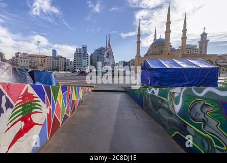 Campement de la Révolution d'octobre manifestants sur la place des martyrs dans le centre de Beyrouth, Liban, mosquée Mohammad Al-Amin en arrière-plan Banque D'Images