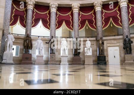 Washington, États-Unis. 23 juillet 2020. Des statues sont vues dans la salle de la statuaire, y compris des membres de la Confédération tels que Uriah Milton Rose, Jefferson Davis, et Joseph Wheeler, au Capitole des États-Unis à Washington, DC, États-Unis, le jeudi 23 juillet 2020. La Chambre des représentants a voté mercredi pour retirer les statues de Confederate du Capitole des États-Unis dans le cadre d'un effort visant à supprimer les symboles du racisme. Photo de Sarah Silbiger/UPI crédit: UPI/Alay Live News Banque D'Images