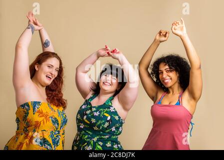 Groupe de 3 femmes surdimensionnées posant en studio - belles filles acceptant l'imperfection du corps, des photos de beauté en studio - concepts sur l'acceptation du corps, dbo Banque D'Images