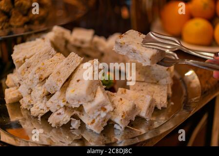 Gâteau égyptien de semoule aux noix et au sirop. Biscuits de l'est Basbousa - magnifiquement servis sur une assiette en métal. Désert traditionnel en Égypte Banque D'Images