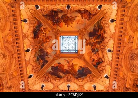 Paris, France - 14 novembre 2019 : plafond du hall Garnier de l'Opéra National de Paris de l'escalier principal Banque D'Images