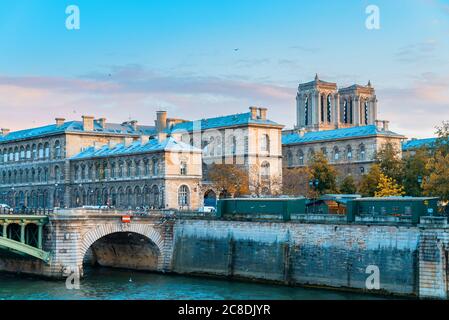 Vue sur la Siene, notre Dame et l'Hôtel-Dieu. Ville d'automne Paris, France. Belle architecture parisienne Banque D'Images