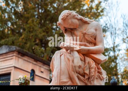 Paris, France - 14 novembre 2019 : monument de la vieille femme en pierre dans le plus célèbre cimetière de Paris Père Lachaise, France. Tombes de diverses personnes célèbres Banque D'Images