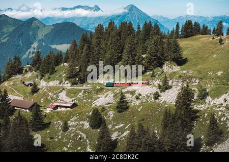 Schynige Platte, Interlaken, Suisse - 1 août 2019 : vue imprenable sur le paysage de montagne de l'Oberland bernois avec train touristique pittoresque clim Banque D'Images