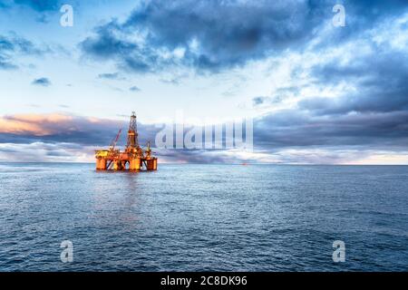Équipement de forage pétrolier à l'heure du coucher du soleil Banque D'Images