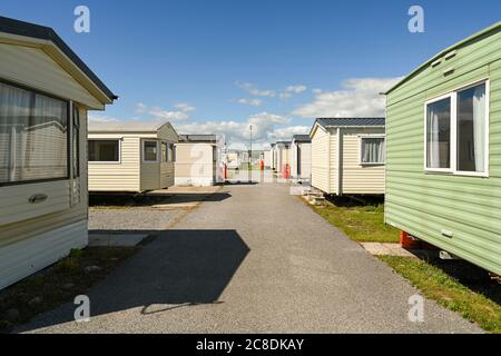 Porthcawl, pays de Galles - juillet 2020 : rangées de caravanes sur le site de la caravane de Trecco Bay, dans le sud du pays de Galles. Banque D'Images