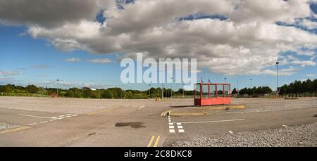 Cardiff, pays de Galles - juillet 2020 : parking de longue durée déserté à l'aéroport de Cardiff, pays de Galles. Si ce n'est pas le cas pour le coronavirus, le parking sera plein pour l'été Banque D'Images