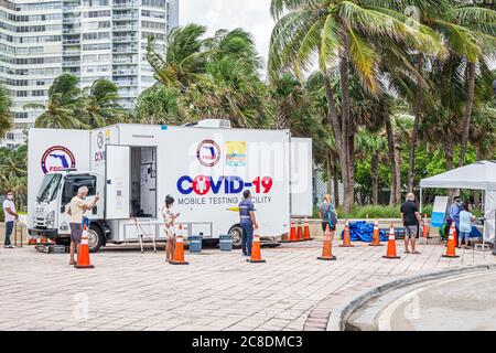 Miami Beach Florida,Covid-19 coronavirus pandémie santé crise installation mobile de dépistage,FDEM Division de la ligne de gestion des urgences file d'attente hommes femmes Banque D'Images