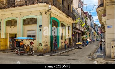 La Havane, Cuba, juillet 2019, tricycle de taxi garée dans la Calle Aguiar dans la partie la plus ancienne de la ville Banque D'Images