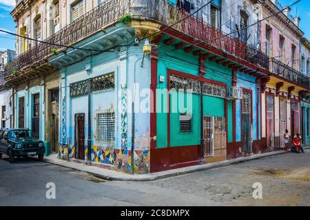 La Havane, Cuba, juillet 2019, immeuble d'angle coloré dans la partie la plus ancienne de la ville Banque D'Images