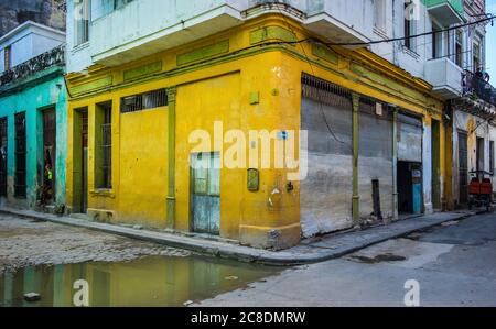 La Havane, Cuba, juillet 2019, la police a mis la boîte d'appel sur un mur jaune d'angle dans la partie la plus ancienne de la ville Banque D'Images