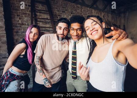 Portrait de selfie de heureux divers amis Banque D'Images