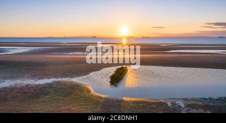 Royaume-Uni, Écosse, épave du sous-marin X-Craft situé sur la rive d'Aberlady Bay au coucher du soleil Banque D'Images