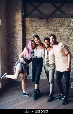 Portrait d'un groupe heureux d'amis dans un loft Banque D'Images