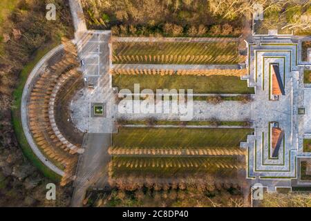 Allemagne, Berlin, vue aérienne du monument commémoratif de guerre soviétique du Parc du Treptower en automne Banque D'Images