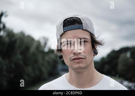 Portrait de jeune homme au chapeau de base-ball Banque D'Images