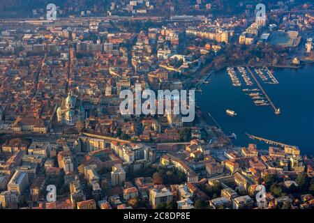 Vue aérienne de Côme au lever du soleil en hiver, Lombardie, Italie Banque D'Images