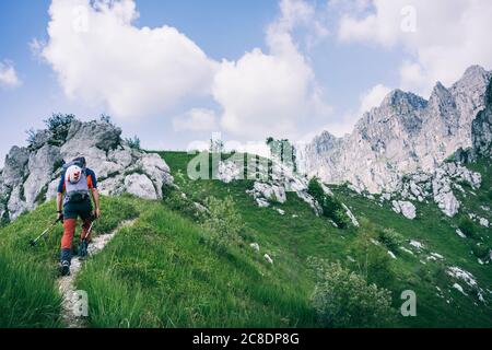 Randonnée pédestre sur le sentier de montagne, Orobie, Alpes européennes, Côme, Italie Banque D'Images