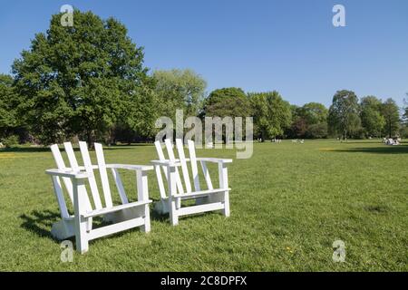 chaises en bois blanc dans le parc alster Banque D'Images