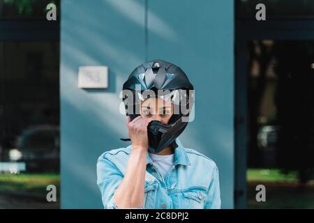 Femme avec casque de moto noir Banque D'Images