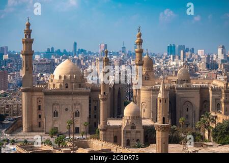 Égypte, le Caire, place Salah El Deen avec mosquée-Madrassa du Sultan Hassan et mosquée Al Refaai Banque D'Images