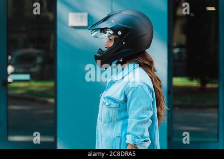 Femme portant un casque de moto noir Banque D'Images