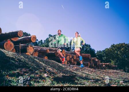 Couple d'âge mûr sur terre contre ciel bleu clair à l'intérieur forêt Banque D'Images