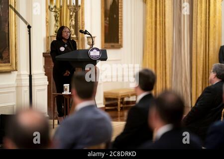 Washington, États-Unis d'Amérique. 22 juillet 2020. Washington, États-Unis d'Amérique. 22 juillet 2020. Charron Powell, mère de la légende de quatre ans, Tiliferro, tuée par des coups de feu errants pendant que dormir parle lors de l'annonce de l'opération Legend, pour combattre le crime violent dans la salle est de la Maison Blanche le 22 juillet 2020 à Washington, DC Trump prévoit d'envoyer les forces de l'ordre fédérales dans les villes du pays dans ce qui est largement considéré comme une tentative de supprimer les Black Lives Matter des manifestations. Crédit : Tia Dufour/White House photo/Alay Live News Banque D'Images