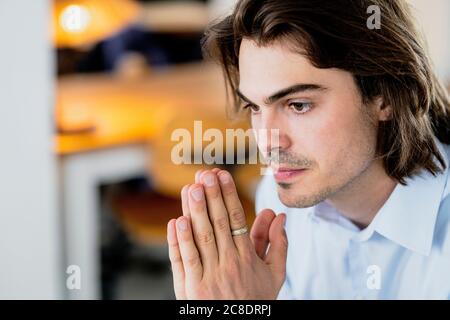 Gros plan sur un homme d'affaires attentionné qui regarde loin dans un café-restaurant Banque D'Images