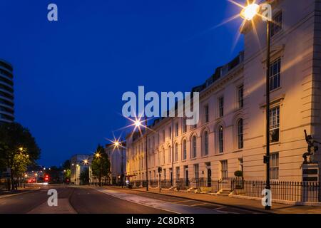 Angleterre, Londres, Westminster, Chelsea, Millbank, logement résidentiel et chemin vide la nuit Banque D'Images