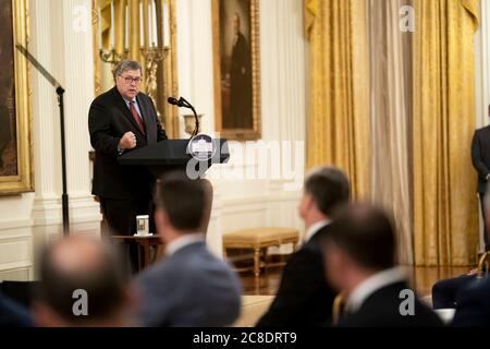 Washington, États-Unis d'Amérique. 22 juillet 2020. Washington, États-Unis d'Amérique. 22 juillet 2020. Le procureur général des États-Unis William Barr parle lors de l'annonce de l'opération Legend, pour lutter contre les crimes violents dans la salle est de la Maison Blanche le 22 juillet 2020 à Washington, DC Trump prévoit d'envoyer les forces de l'ordre fédérales dans les villes du pays dans ce qui est largement considéré comme une tentative de supprimer les Black Lives Matter des manifestations. Crédit : Tia Dufour/White House photo/Alay Live News Banque D'Images