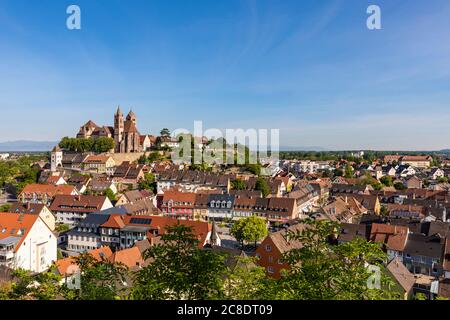 Allemagne, Bade-Wurtemberg, Breisach, ciel clair sur Breisach Minster et les maisons environnantes Banque D'Images