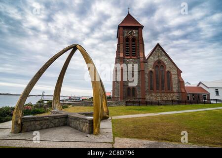 Royaume-Uni, îles Falkland, Stanley, arche d'os de baleine devant la cathédrale Christ Church Banque D'Images