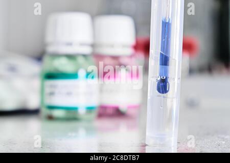 PH-mètre avec électrode en verre pour mesurer l'alcalinité et l'acidité avec solution d'étalonnage à l'arrière-plan. Chimie analytique ou électro Banque D'Images