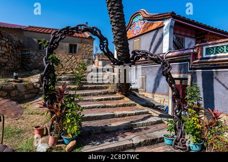 Taïwan, Kinmen, Jinsha, chaîne épaisse qui s'étale sur des marches dans le village de la culture folklorique de Kinmen Banque D'Images