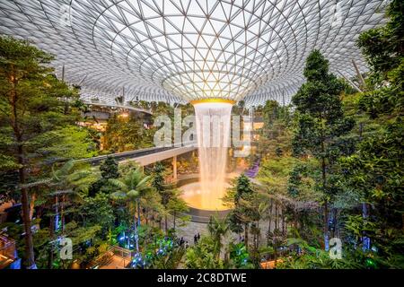 SINGAPOUR - 3 MARS 2020 : chute d'eau au centre commercial JEWEL CHANGI AIRPORT, terminal 4 de l'aéroport changi de singapour Banque D'Images