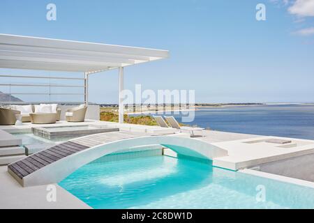 Luxueuse maison de plage avec piscine Banque D'Images