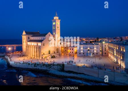 Italie, Puglia, Trani, Cathédrale de San Nicola Pellegrino la nuit, vue aérienne Banque D'Images