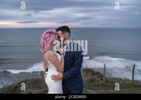 Couple de mariée sur le point de vue et l'océan en arrière-plan Banque D'Images