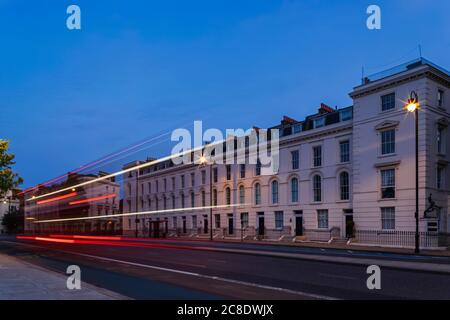 Angleterre, Londres, Westminster, Chelsea, Millbank, logement résidentiel et chemin vide la nuit Banque D'Images