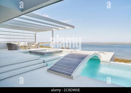 Luxueuse maison de plage avec piscine Banque D'Images
