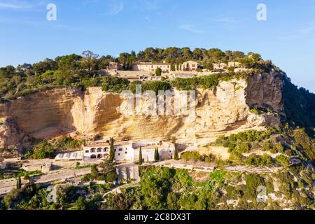 Espagne, Majorque, Drone vue sur Ermita de Sant Honorat et Santuari de Nostra Senyora de Gracia en été Banque D'Images