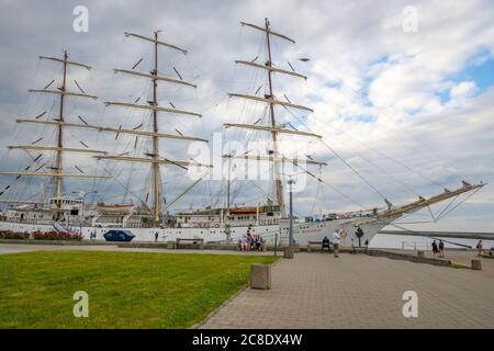 Gdynia, Pologne - 30 juin 2020 : navire polonais d'entraînement à la voile Dar Mlodziezy (le cadeau de la jeunesse) dans le port de Gdynia au-dessus de la mer Baltique. Banque D'Images