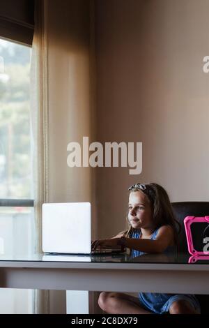 Girl using laptop at home Banque D'Images