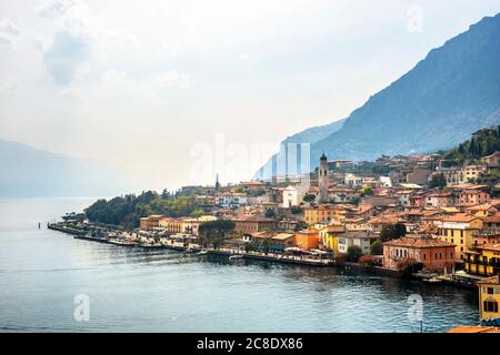 Italie, province de Brescia, Limone sul Garda, ville sur la rive du lac de Garde Banque D'Images