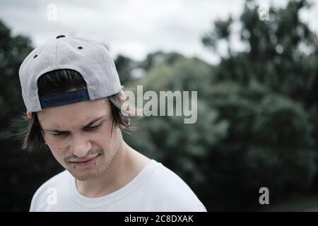 Portrait de jeune homme au chapeau de base-ball Banque D'Images