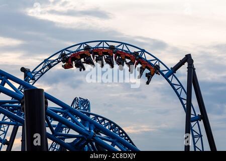 Silhouette de montagnes russes de la taïga, les passagers se renversent dans le ciel du soir dans le parc d'attractions Linnanmäki, Helsinki, Finlande Banque D'Images