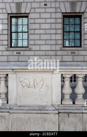 Whitehall - Londres (Royaume-Uni): Le slogan 'BLM' (Black Lives Matter) est daubed sur un mur à l'extérieur des bâtiments du gouvernement britannique à Whitehall.The BLM campagnes de mouvement Banque D'Images