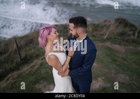 Couple de mariée sur le point de vue et l'océan en arrière-plan Banque D'Images