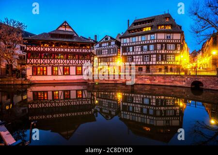 France, Grand est, Strasbourg, maisons à colombages qui se reflètent dans le canal de la vieille ville au crépuscule Banque D'Images